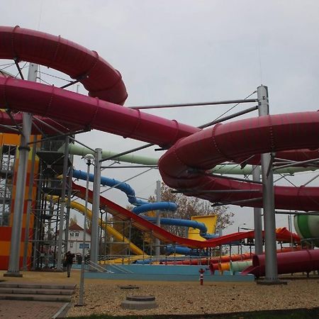 Csevi Apartmanhaz Мезёкёвешд Экстерьер фото