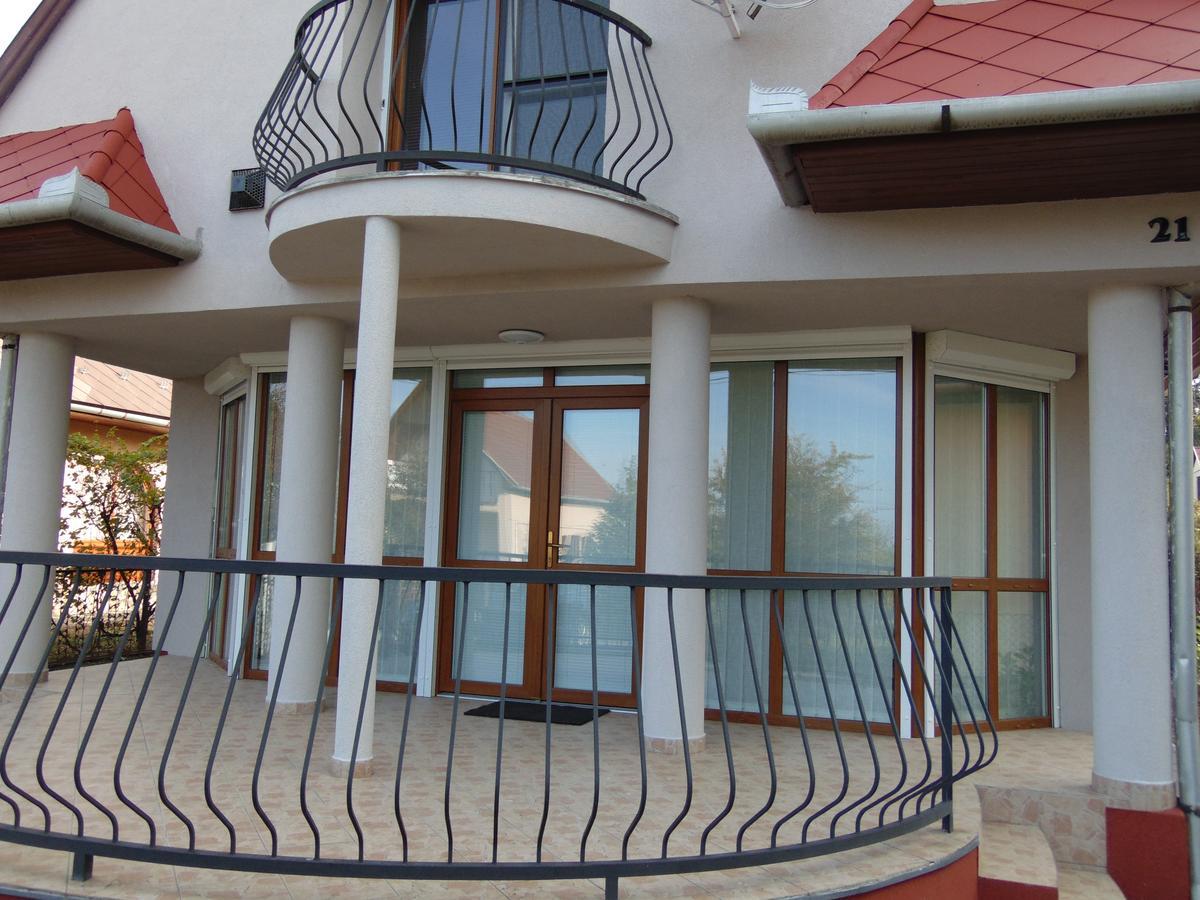 Csevi Apartmanhaz Мезёкёвешд Экстерьер фото