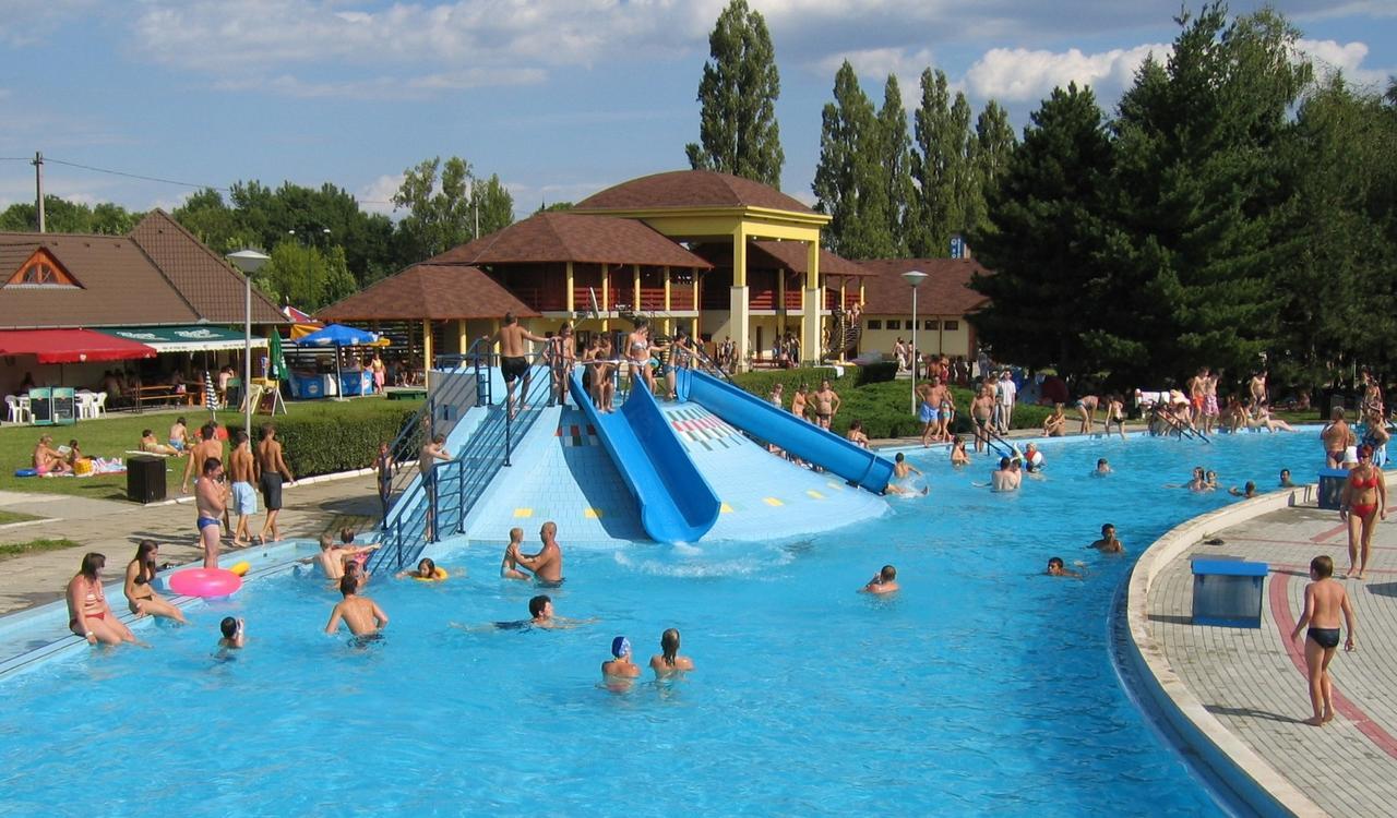 Csevi Apartmanhaz Мезёкёвешд Экстерьер фото