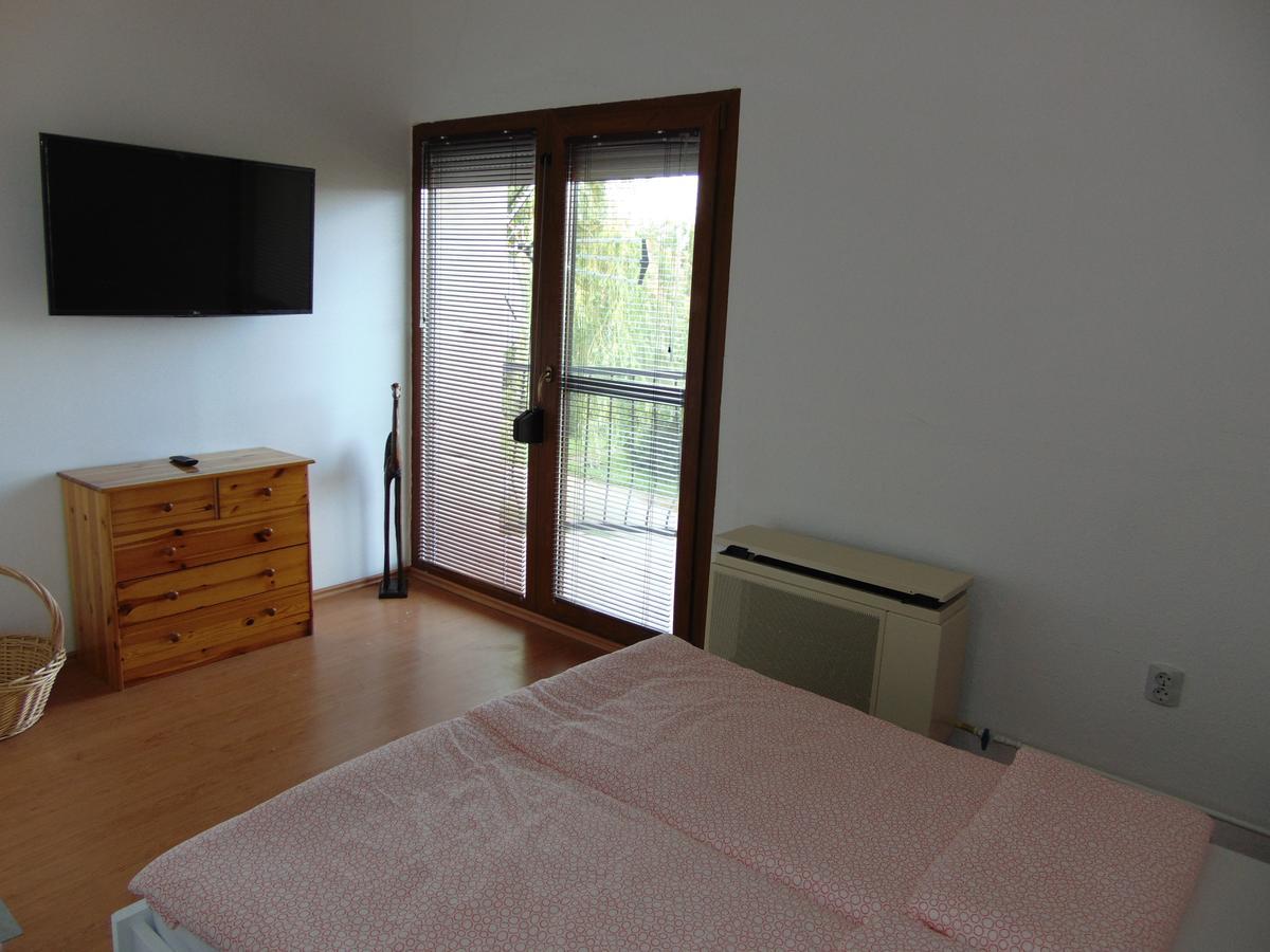 Csevi Apartmanhaz Мезёкёвешд Экстерьер фото
